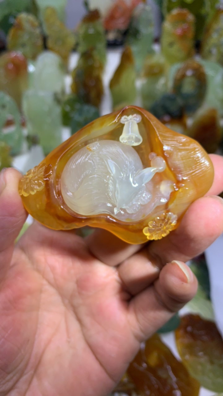 聪明伶俐挂件 采用天然花玉精雕而成