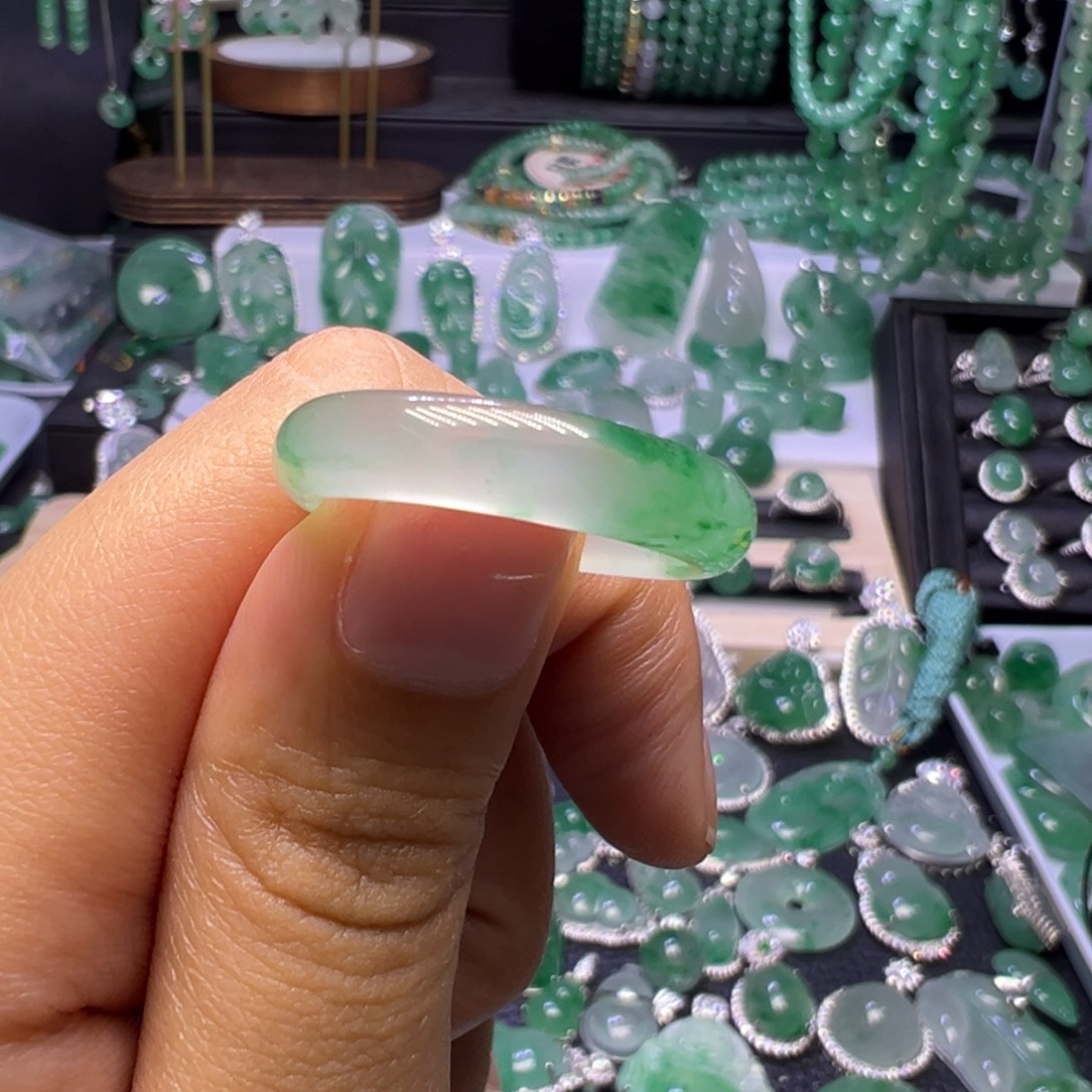 石英质玉（非洲翠）未镶嵌颈饰