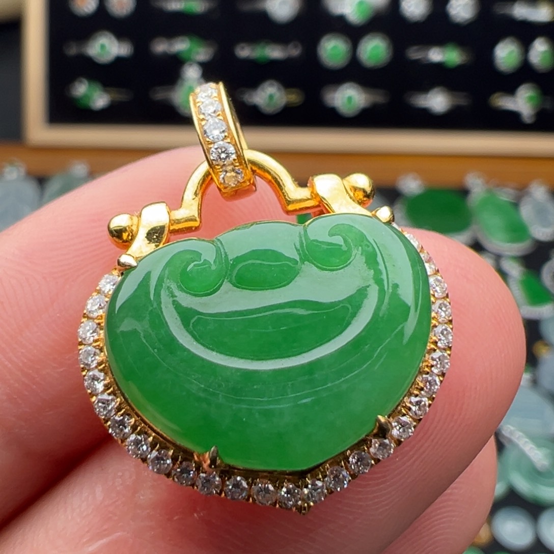 翡翠18K金镶嵌颈饰裸石12.7