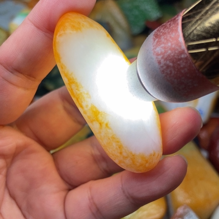 翡翠未镶嵌颈饰缅甸