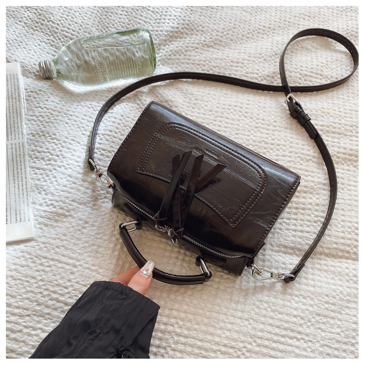 2025新款今年流行包包女式超火复古小众枕头包百搭单肩斜挎包