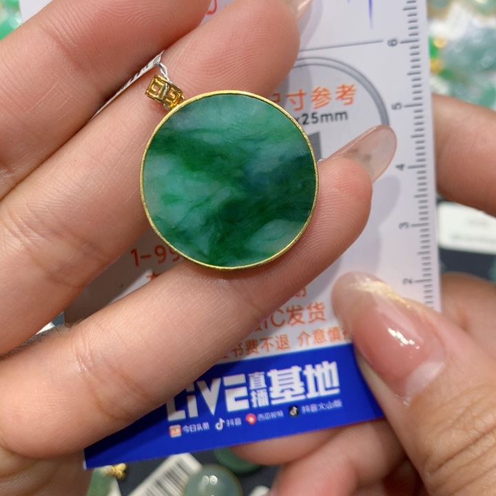翡翠颈饰18K金镶嵌圆牌