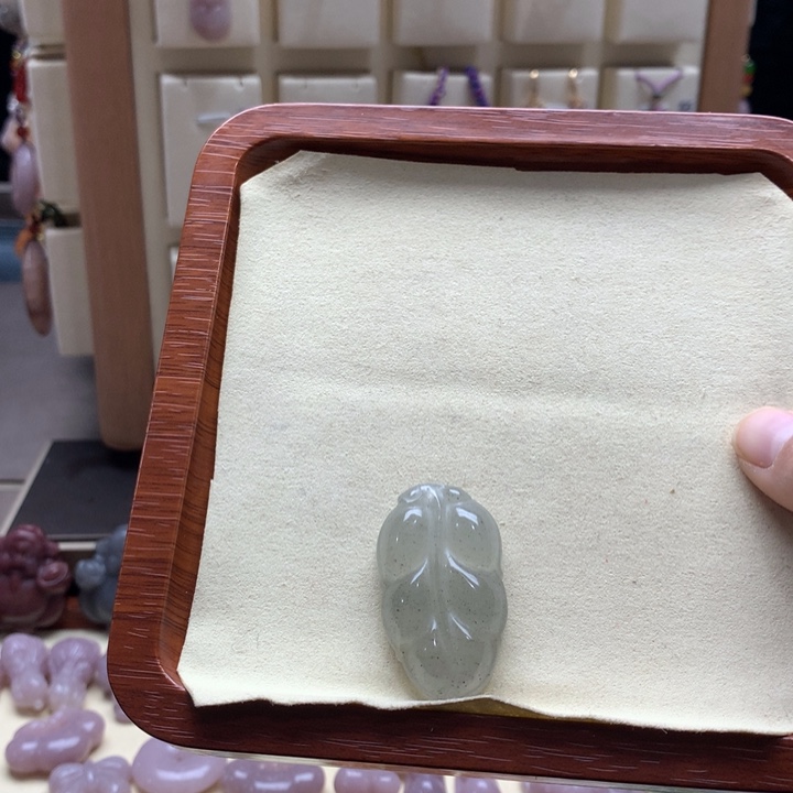 石英质玉颈饰足铂镶嵌夏*兔