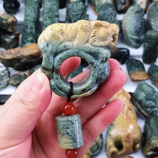 未镶嵌岫岩河磨玉（透闪石质玉）把件