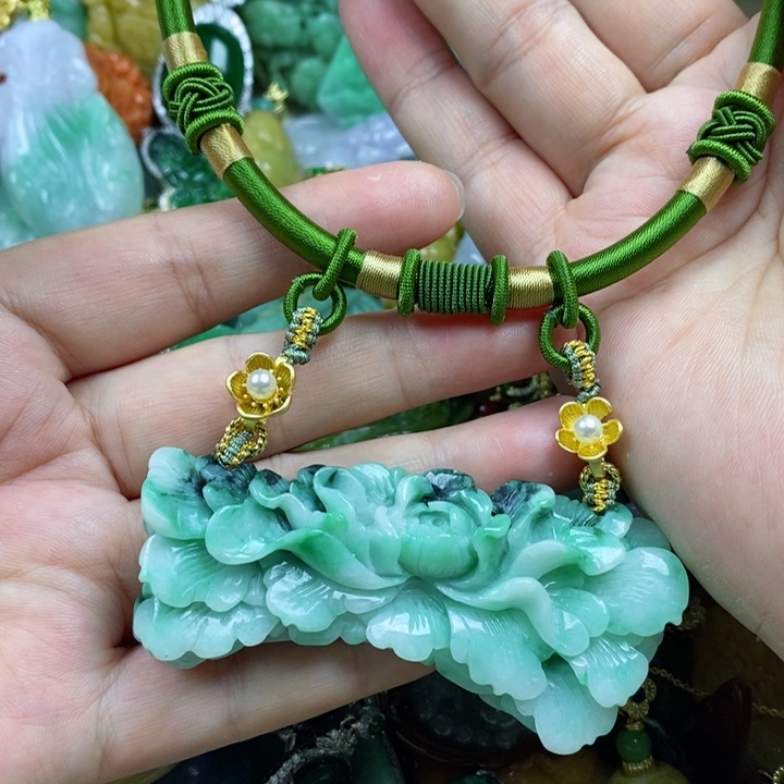 翡翠吊坠(赠链)未镶嵌