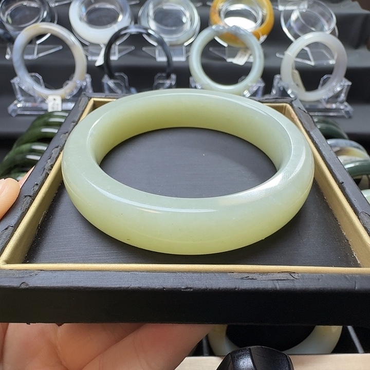 和田玉未镶嵌手镯