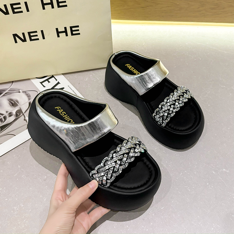 踩屎感厚底坡跟水钻外穿拖鞋女2025夏季新款百搭方头露趾一字凉拖