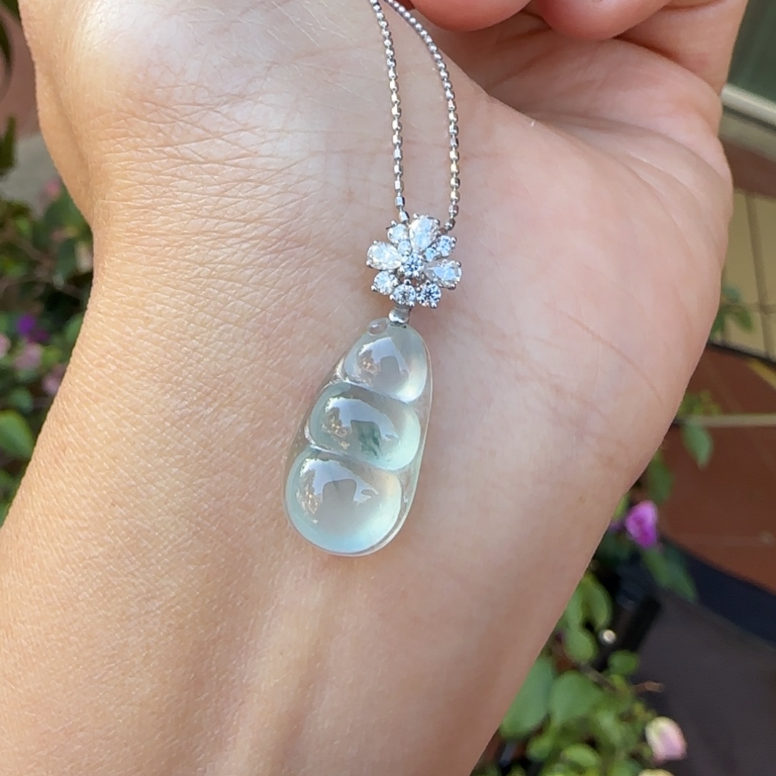 翡翠18K金镶嵌颈饰福豆