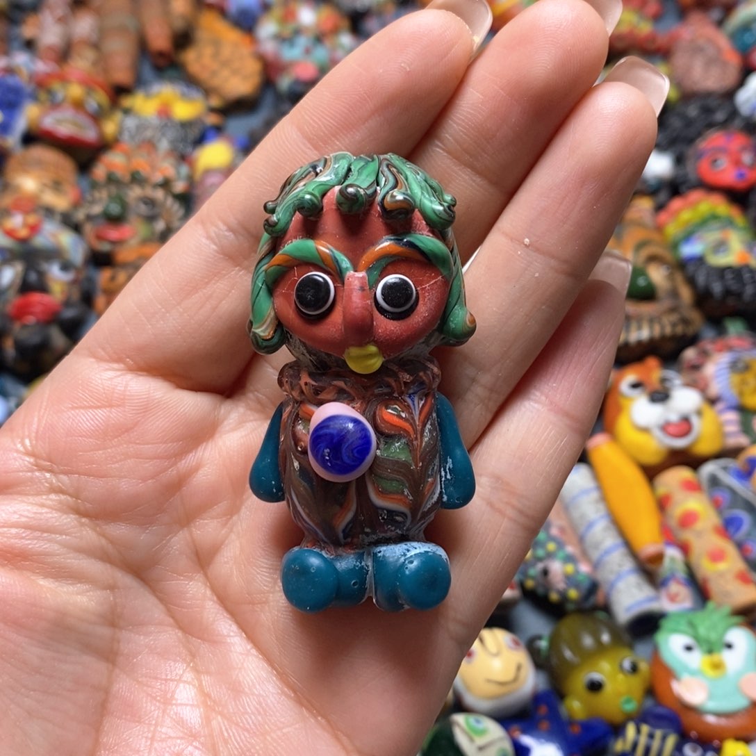 琉璃颈饰印度尼西亚红脸女孩