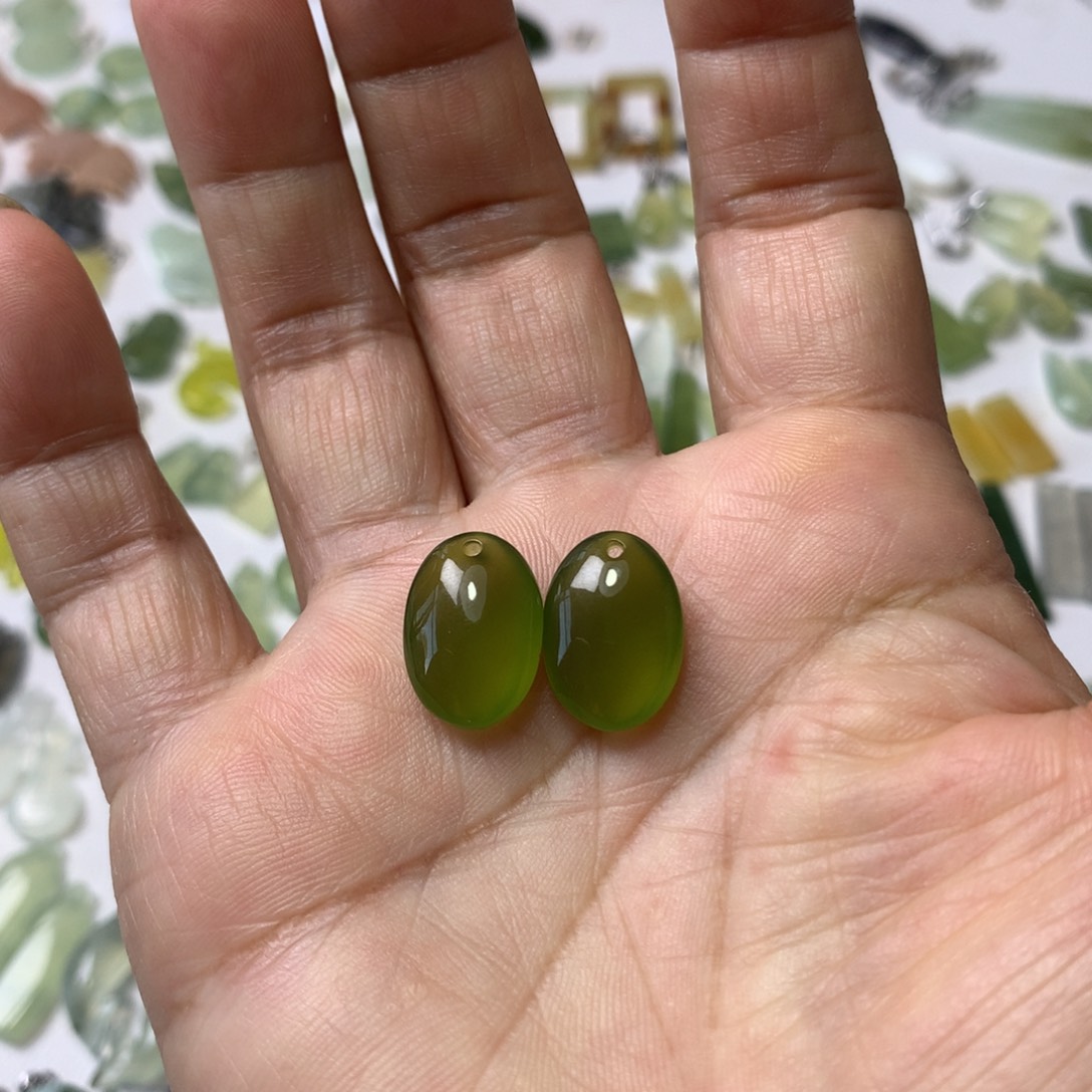 未镶嵌蛇纹石玉耳环
