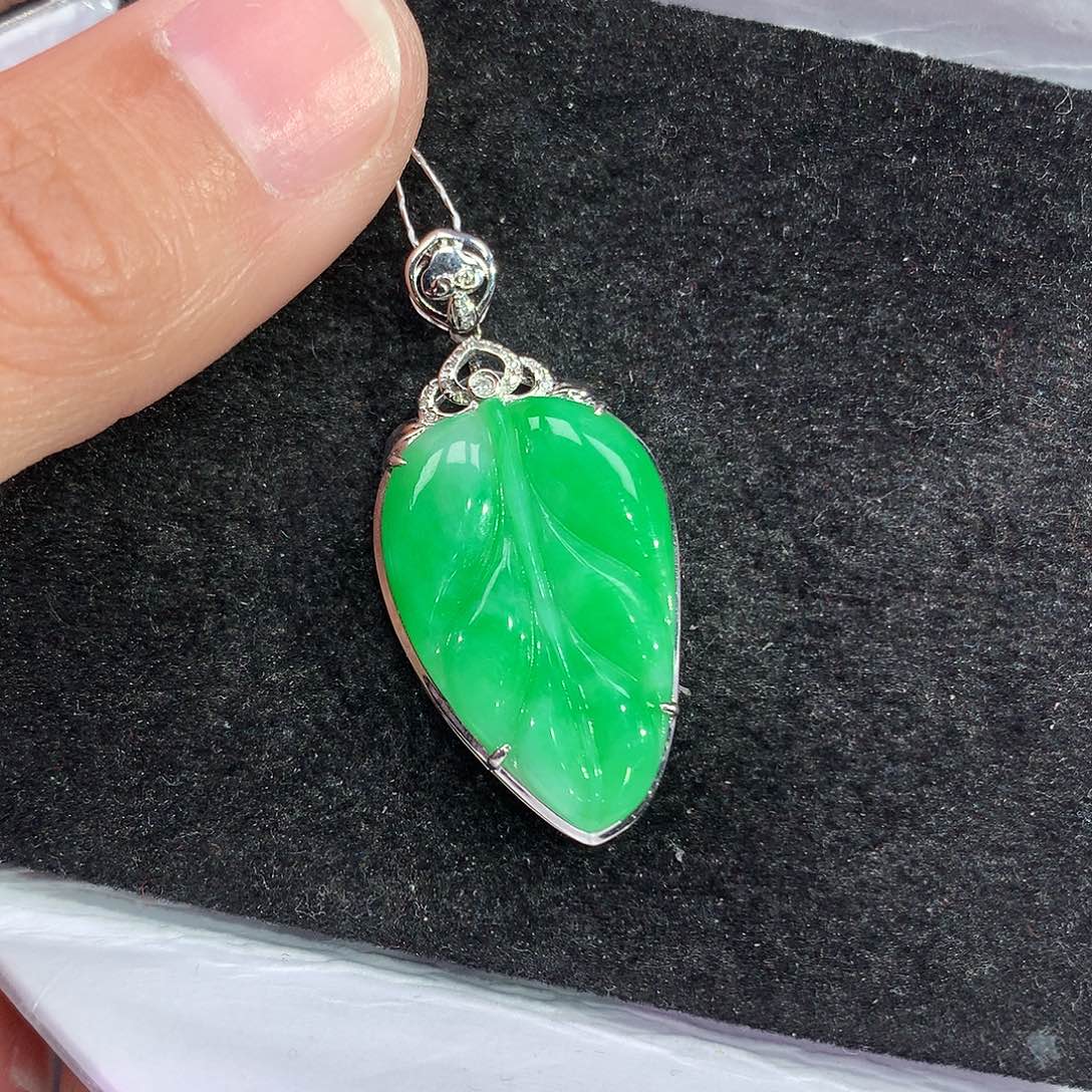 翡翠吊坠(赠链)18K金镶嵌