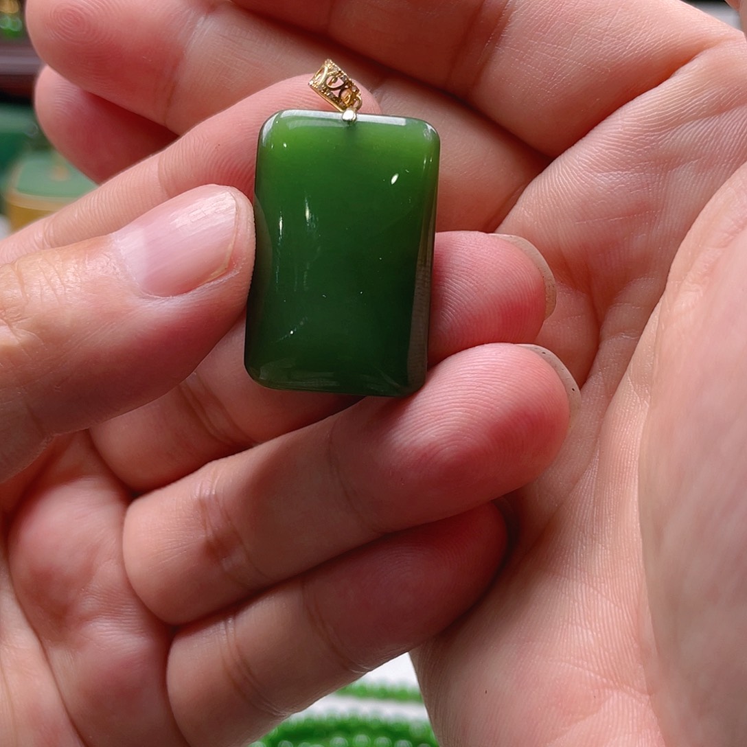 颈饰18K金镶嵌和田玉（碧玉）