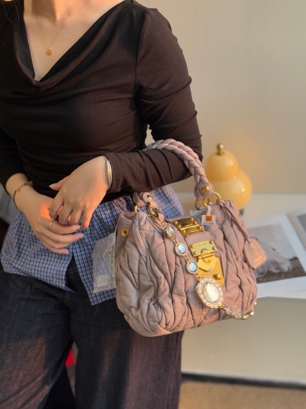 95新 MIU MIU/缪缪 藕粉色褶皱设计单肩包时尚斜挎包女士手提包