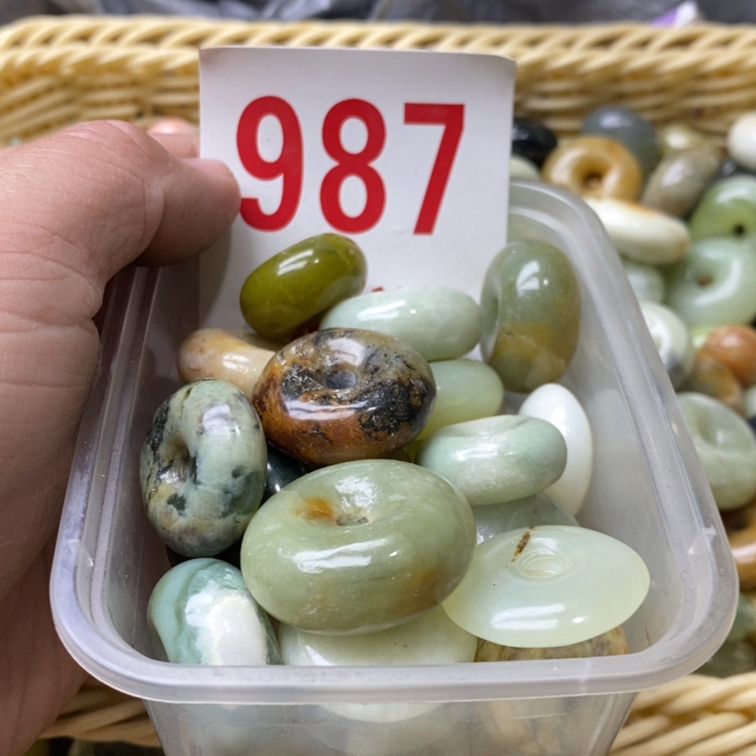 蛇纹石玉挂坠未镶嵌