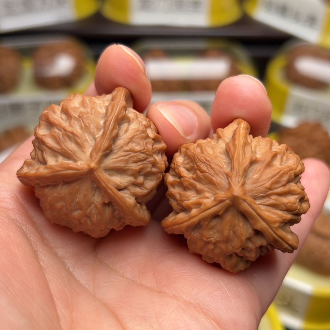 文玩核桃吊坠瓷娃娃