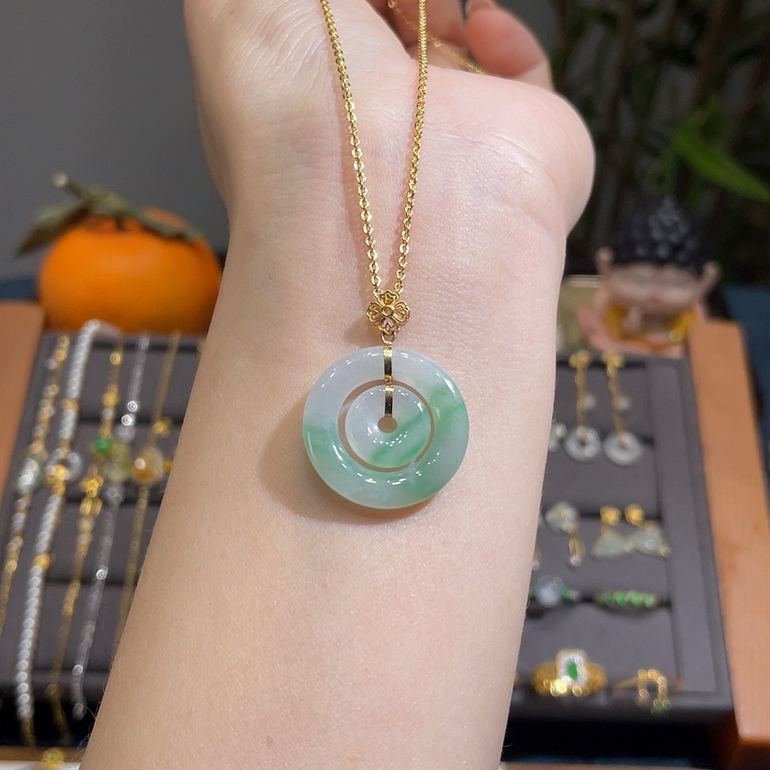 翡翠吊坠(不含链)18K金镶嵌飘绿子母扣