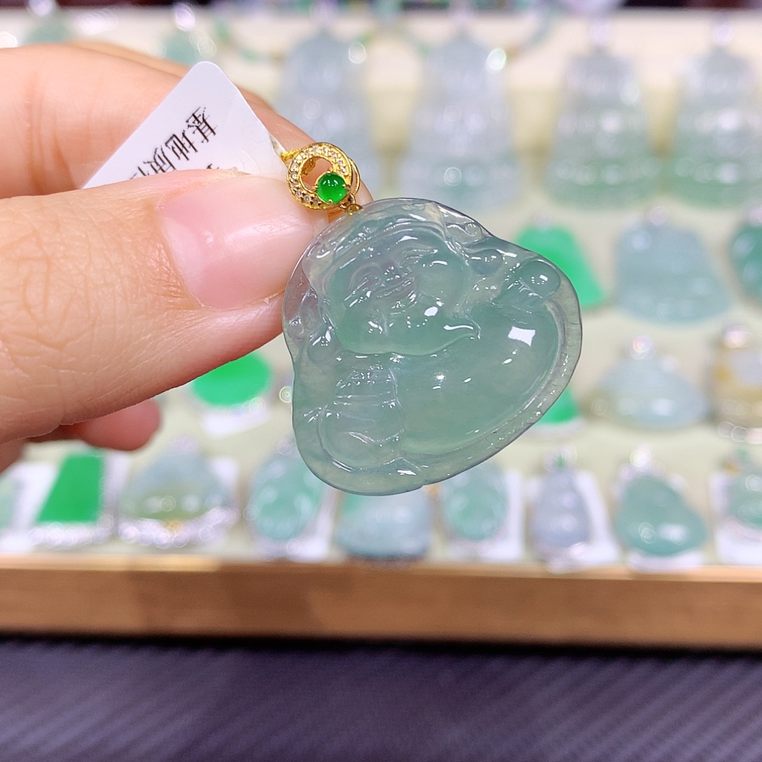 翡翠18K金镶嵌颈饰财神爷