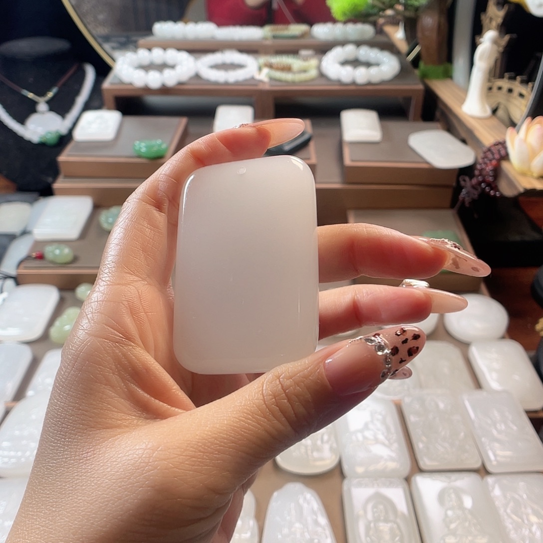 㿝***氼石英质玉（金丝玉）未镶嵌颈饰