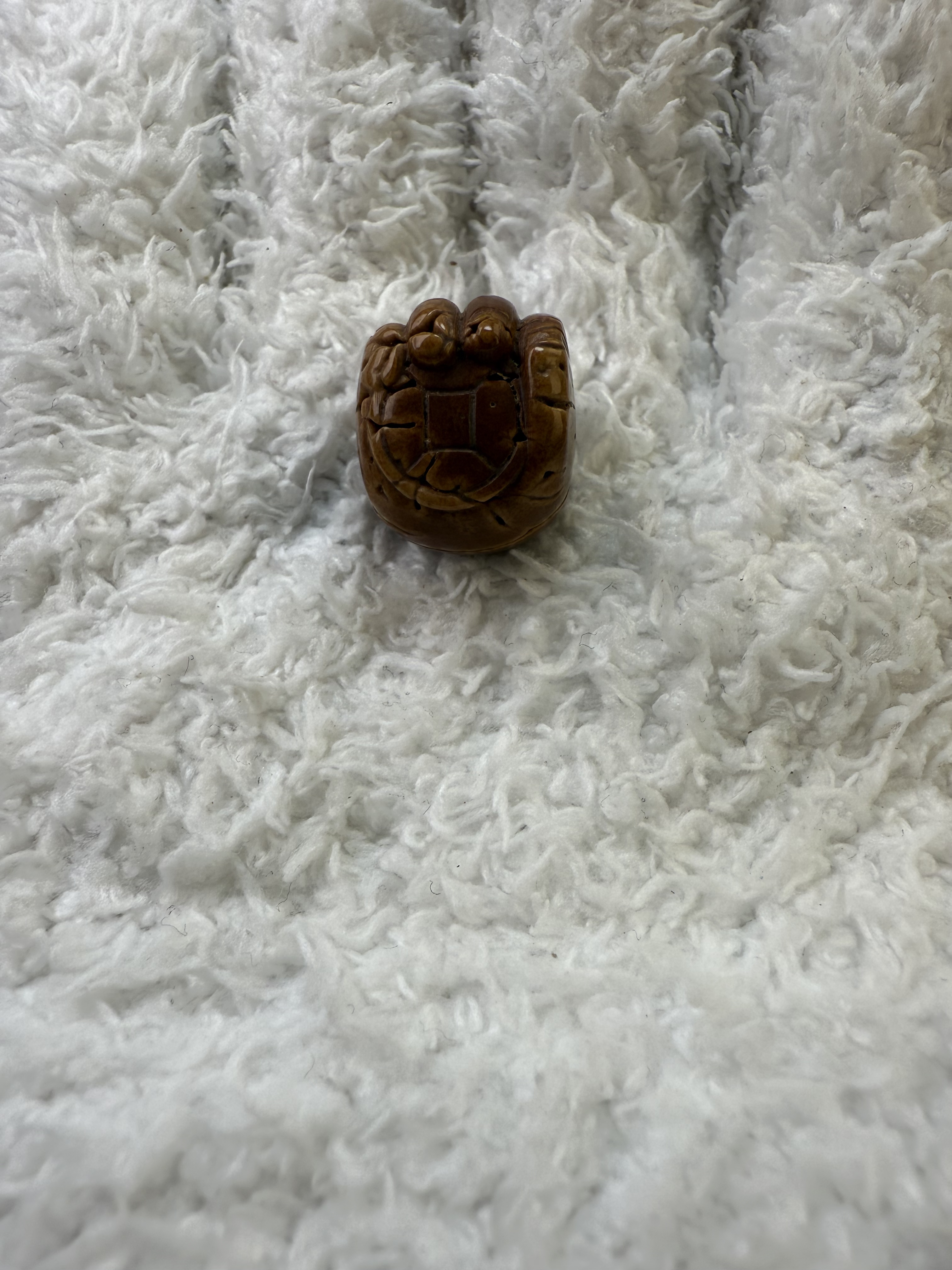 脑纹桃核树王纽扣雕刻大权在握