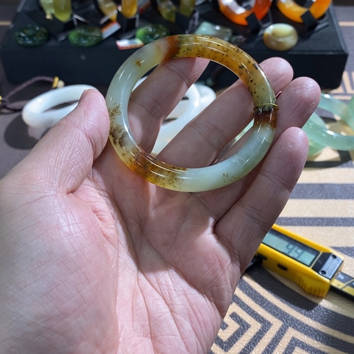 透闪石-蛇纹石玉未镶嵌手镯