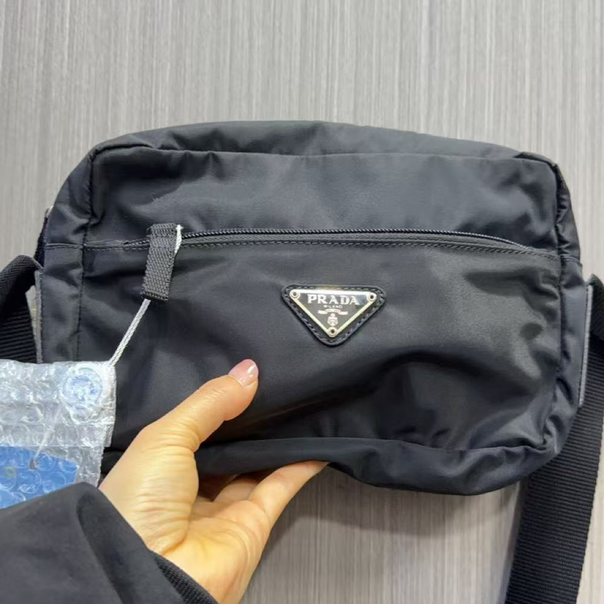 95新 Prada/普拉达 男士休闲时尚百搭尼龙黑色斜挎包/278