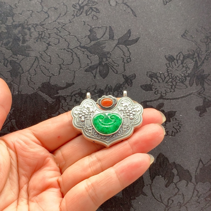 沁***瑶翡翠银S925镶嵌颈饰