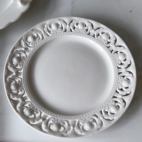 白瓷皇冠镂空八寸盘子