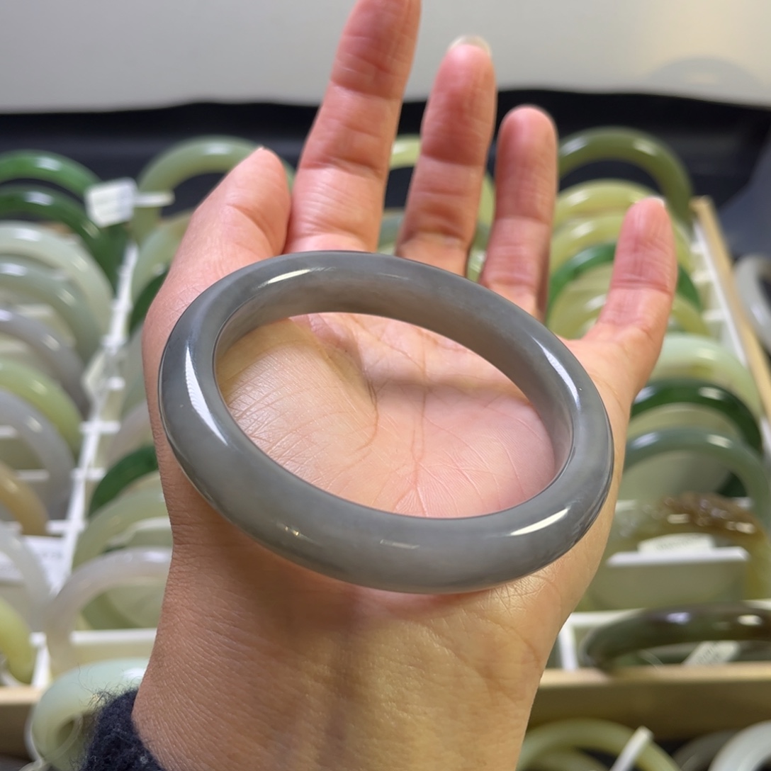 七***月和田玉未镶嵌手镯58圈