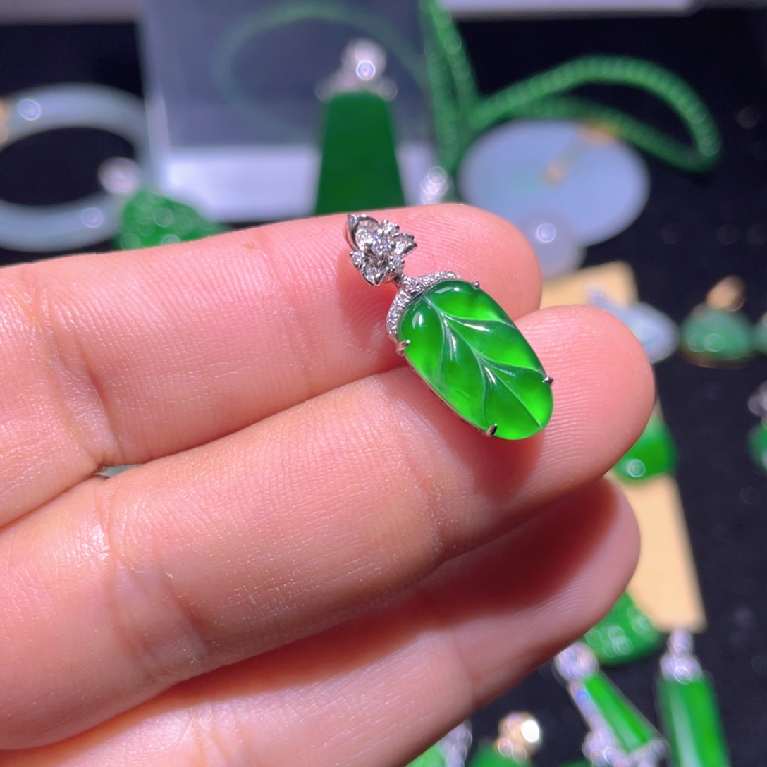 翡翠颈饰18K金镶嵌翡翠