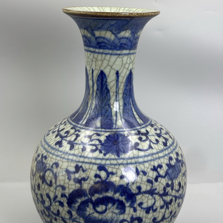 精品青花缠枝莲全开片天球瓶