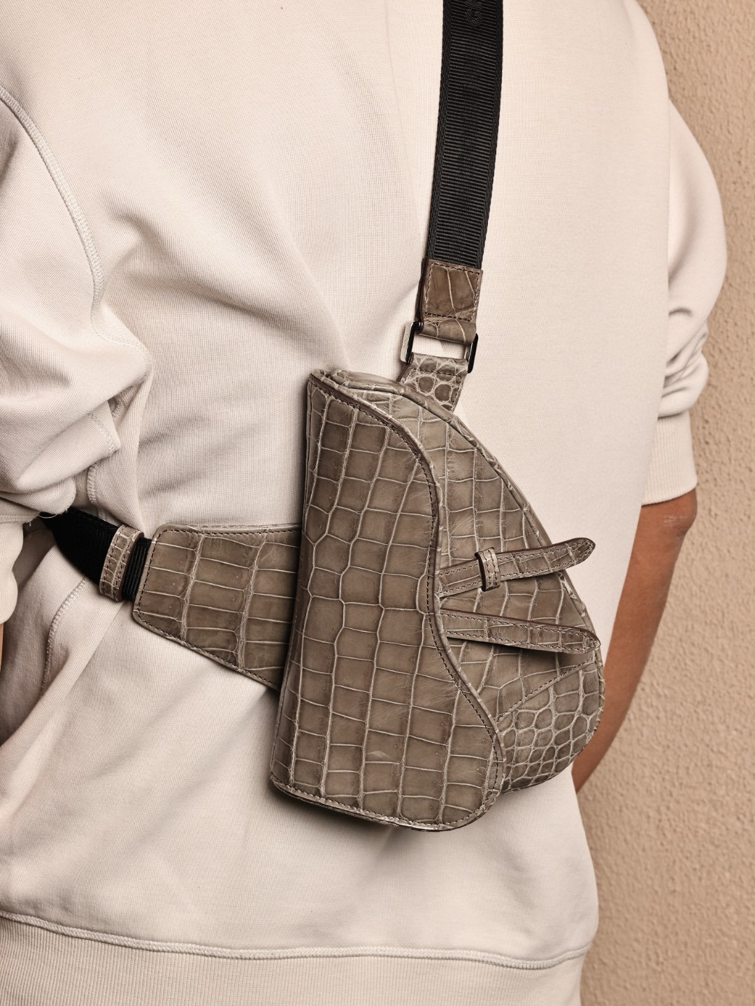 小号手枪胸包亮面斑鸠灰HCP湾鳄个性马鞍胸包