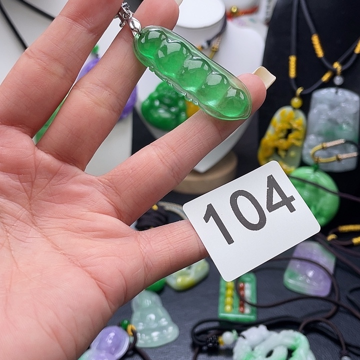 翡翠未镶嵌吊坠(赠链)