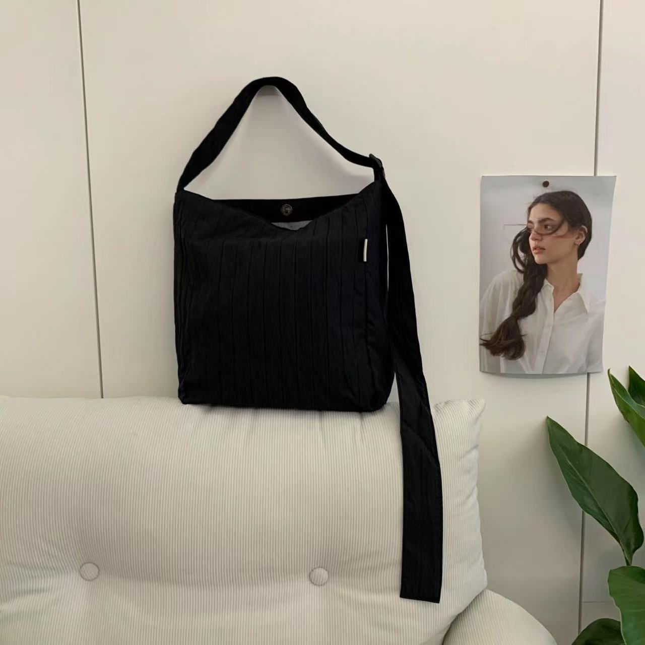 【好物推荐】女士简约纯色条纹褶皱斜挎包B03
