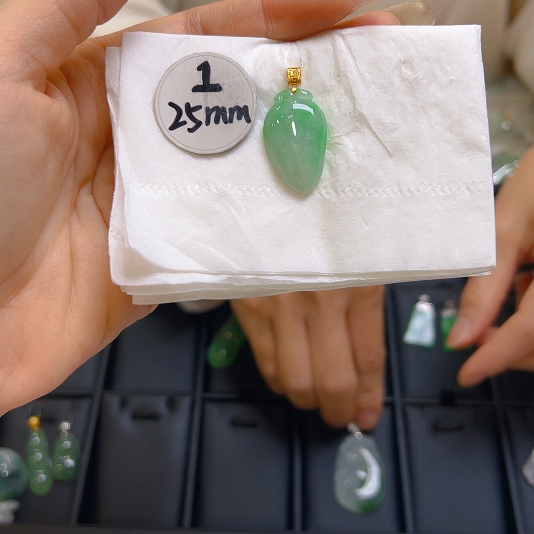 翡翠颈饰18K金镶嵌翡翠