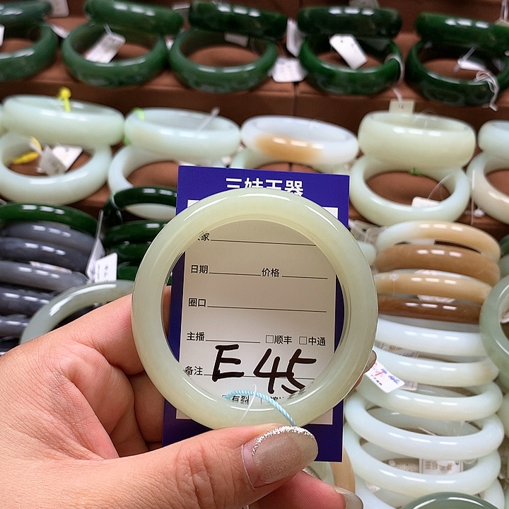 【闪购商品】和田玉手镯未镶嵌忆*年