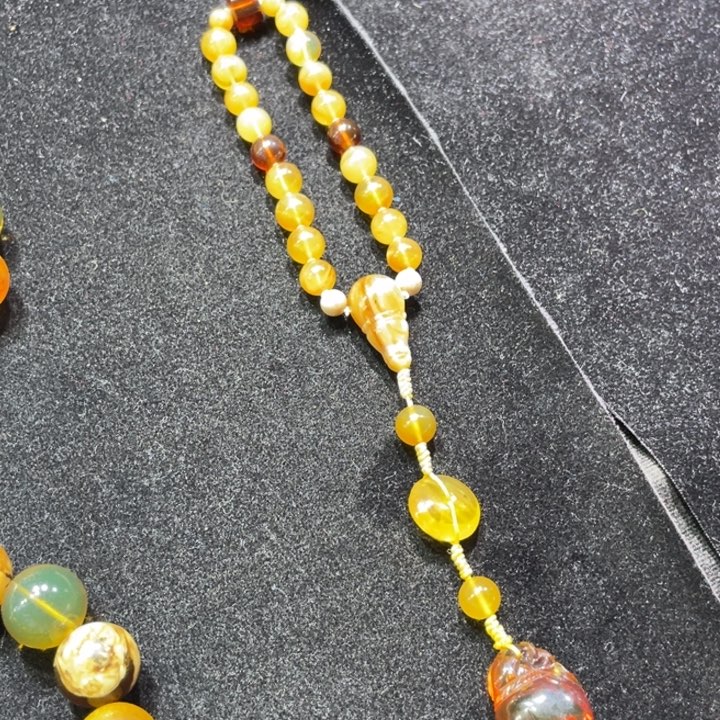 未镶嵌琥珀裸石手持