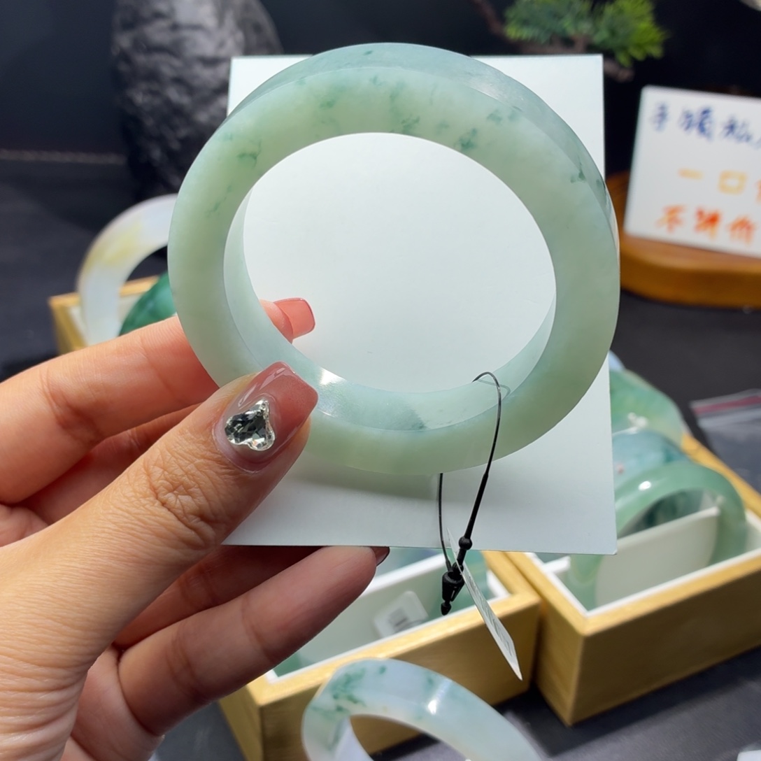 定制翡翠未镶嵌翡翠手镯