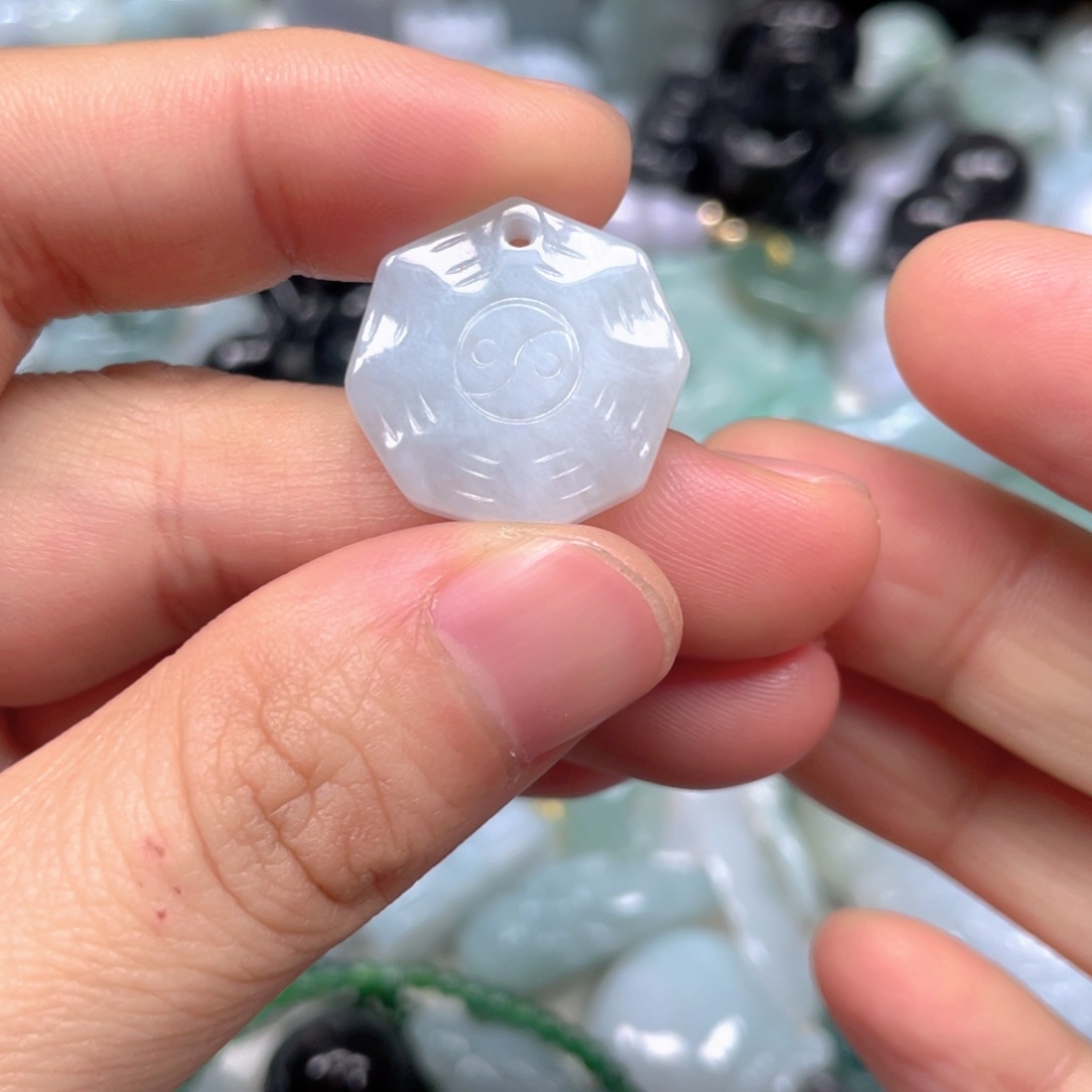 翡翠未镶嵌颈饰八卦