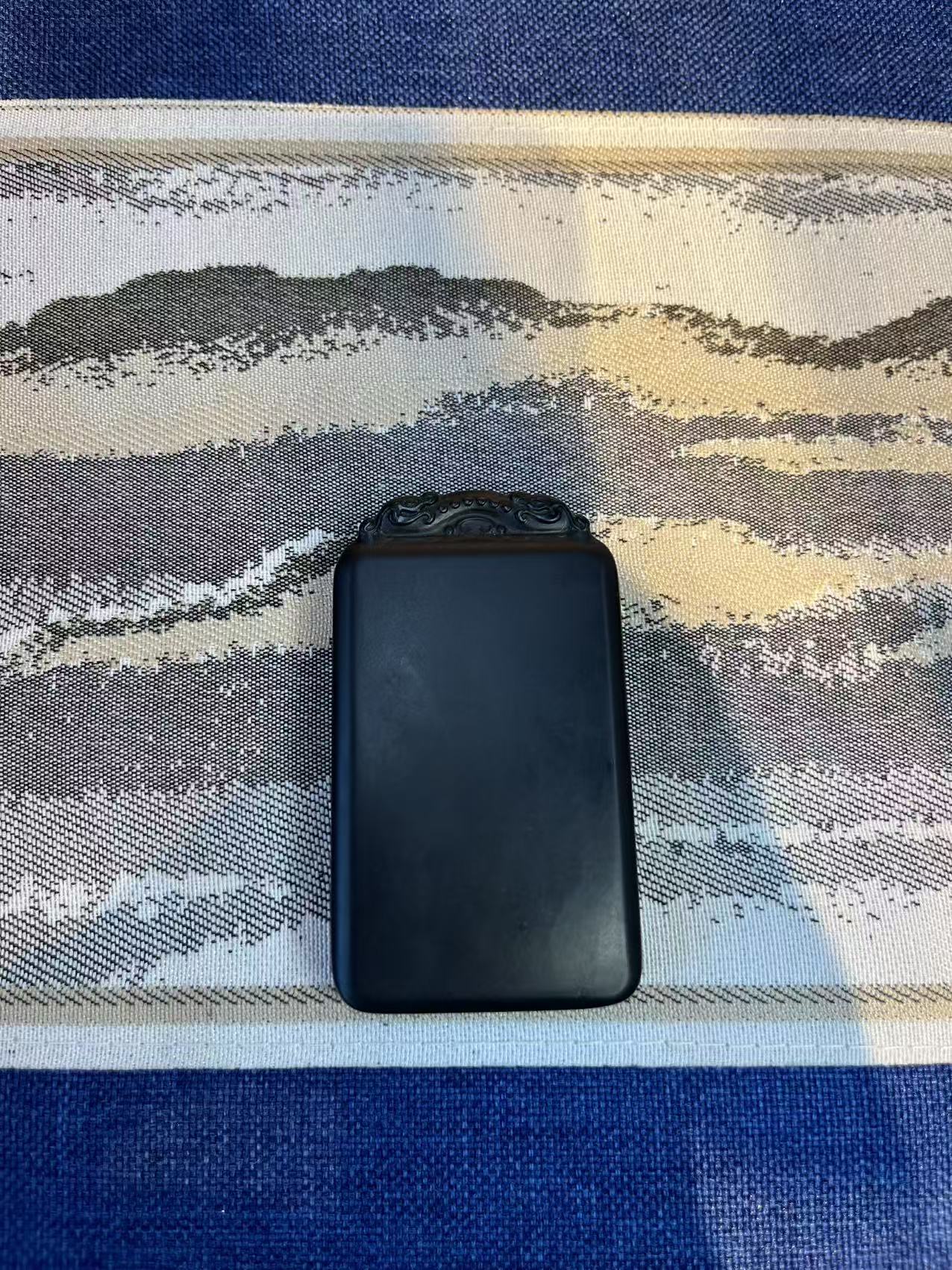 帝王专属限定福利黑色经典和田玉无事牌 J30004