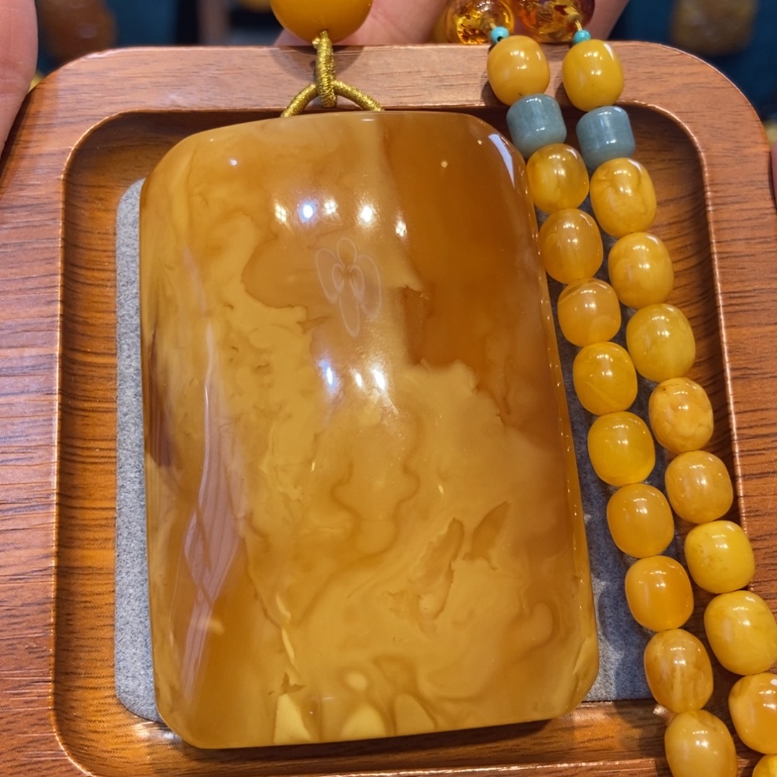 琥珀未镶嵌颈饰蜜蜡
