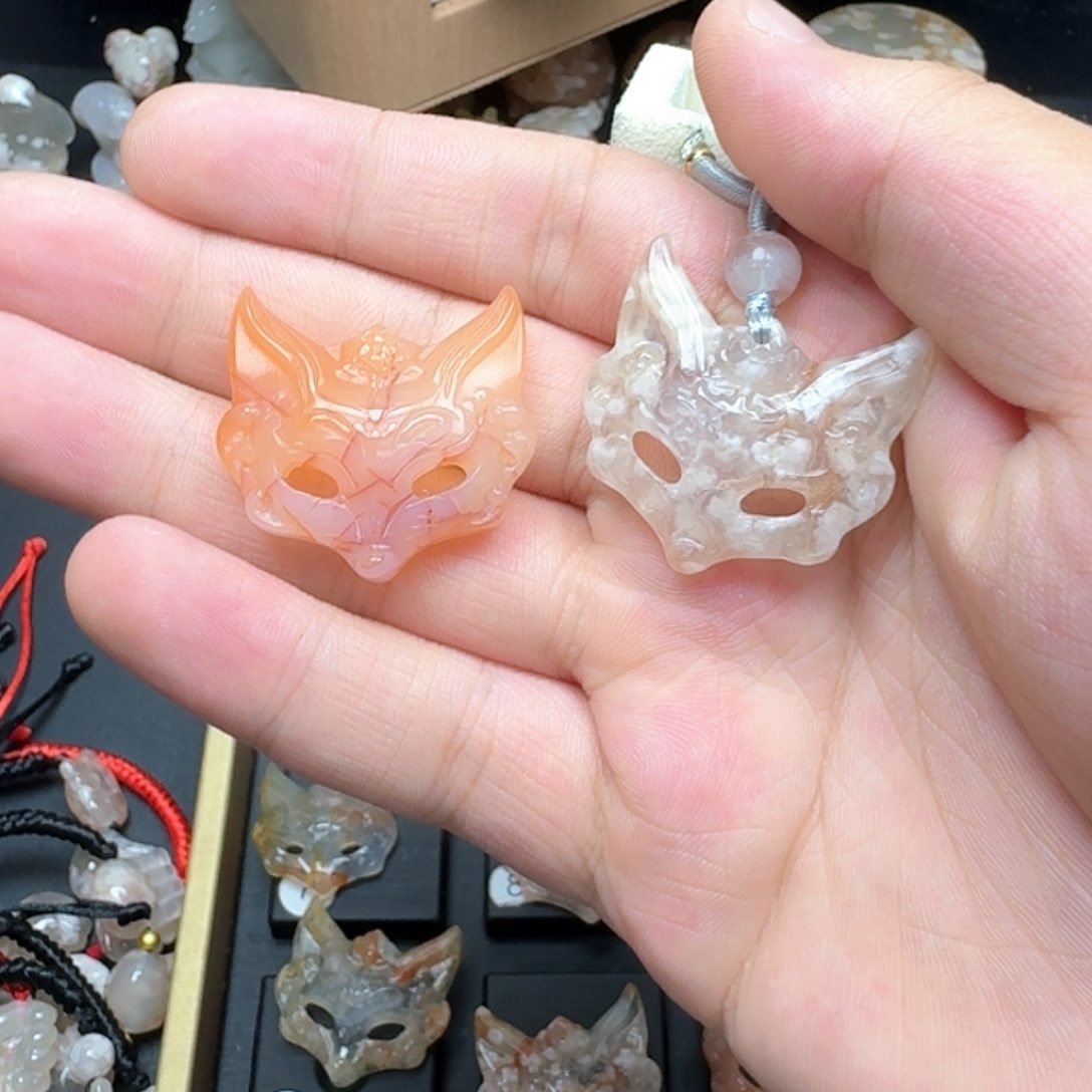 石英质玉未镶嵌颈饰张*锤