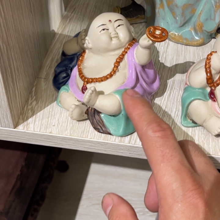 石湾公仔衬托盆景漂亮