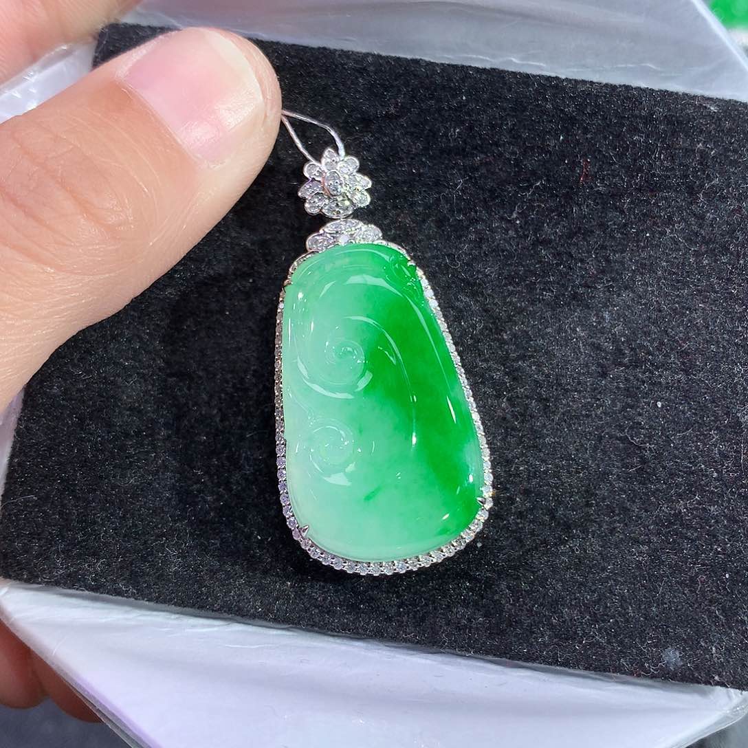 翡翠吊坠(赠链)18K金镶嵌