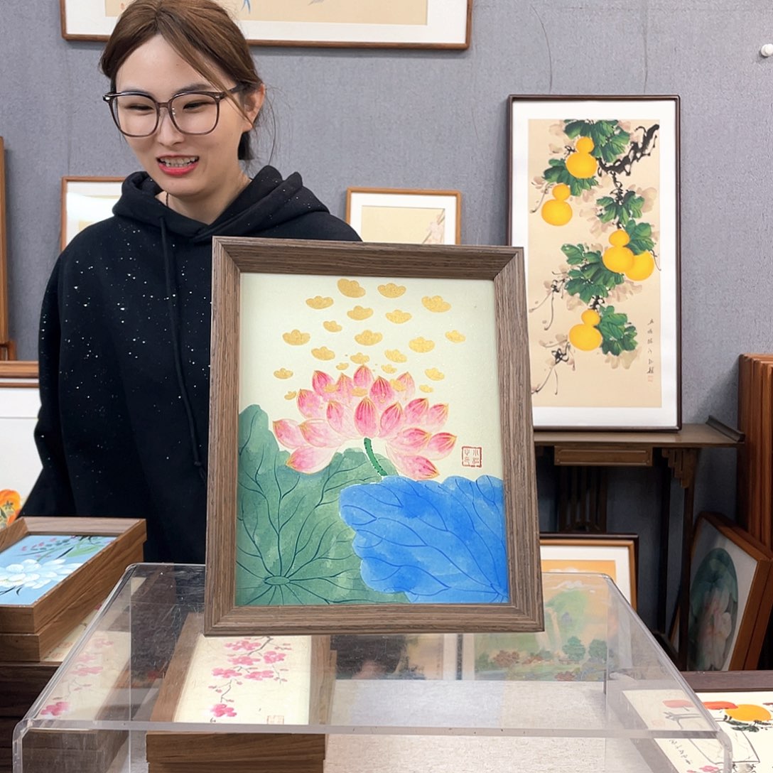 国画手绘带框尺寸：24*29荷花元宝