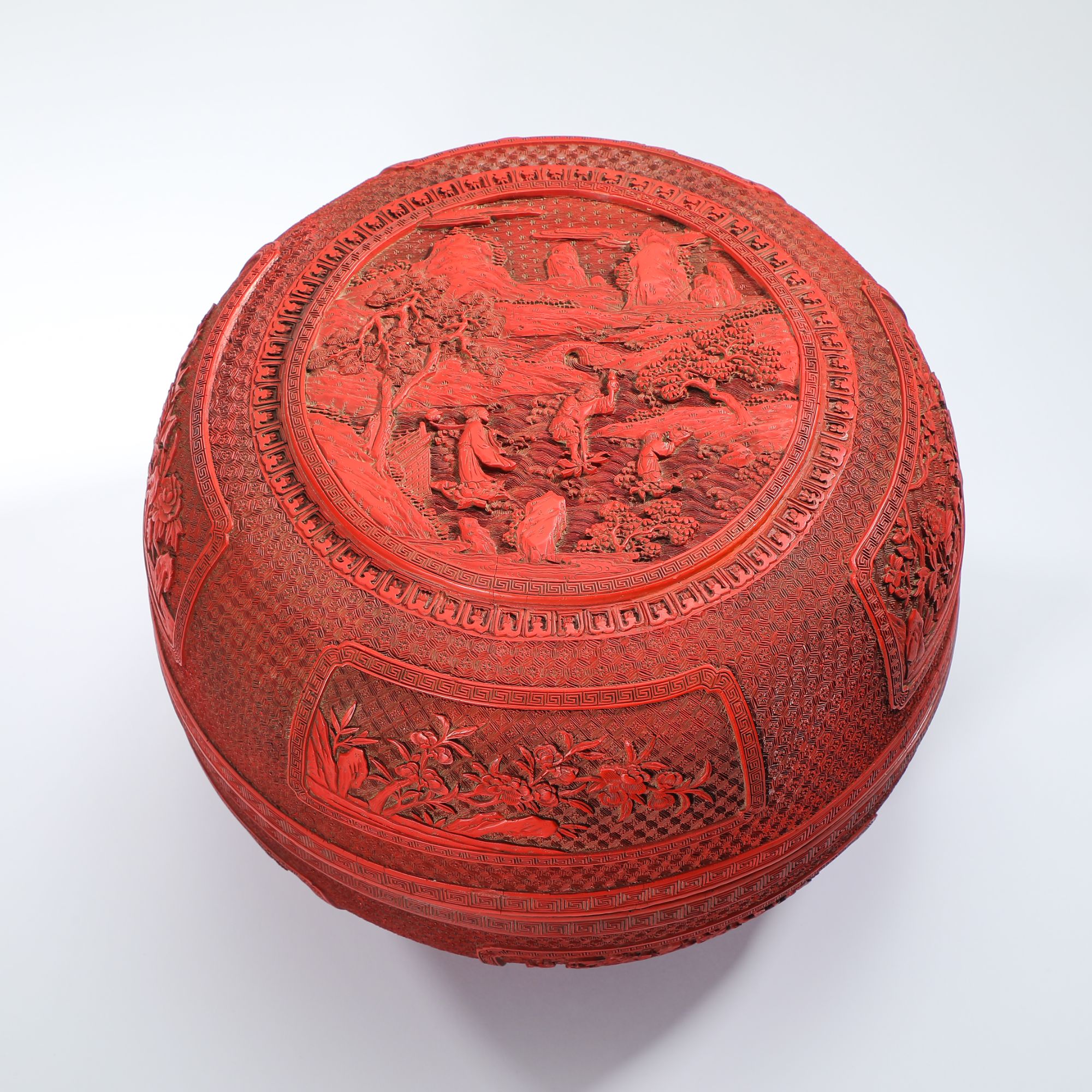 25. 清中期 剔红八仙人物故事图捧盒【古董拍卖】