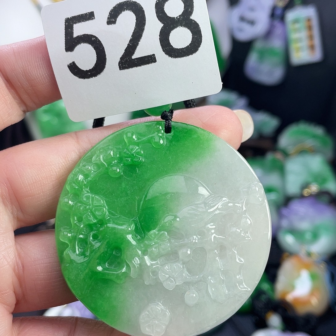 翡翠未镶嵌吊坠(赠链)