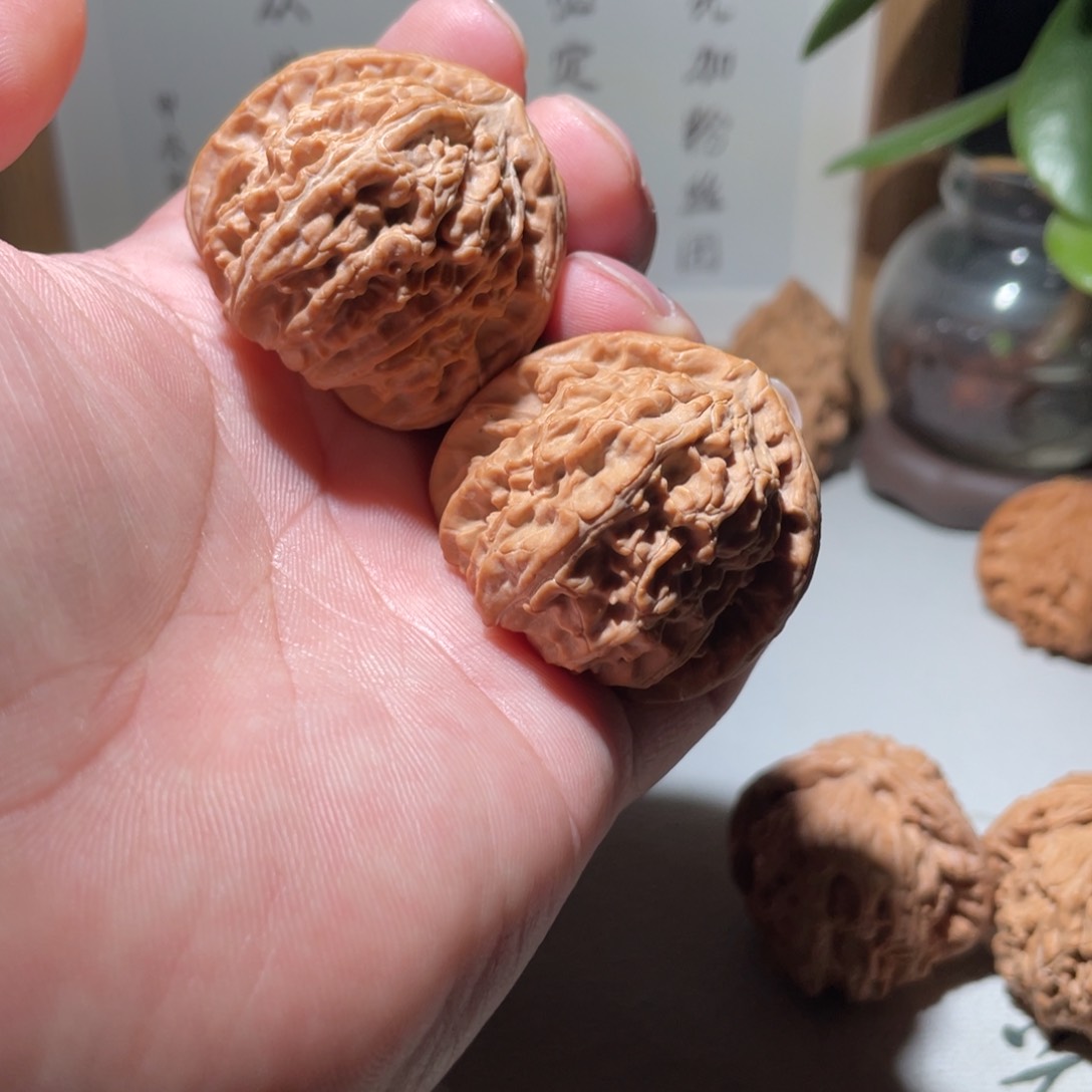 文玩核桃吊坠三角白40