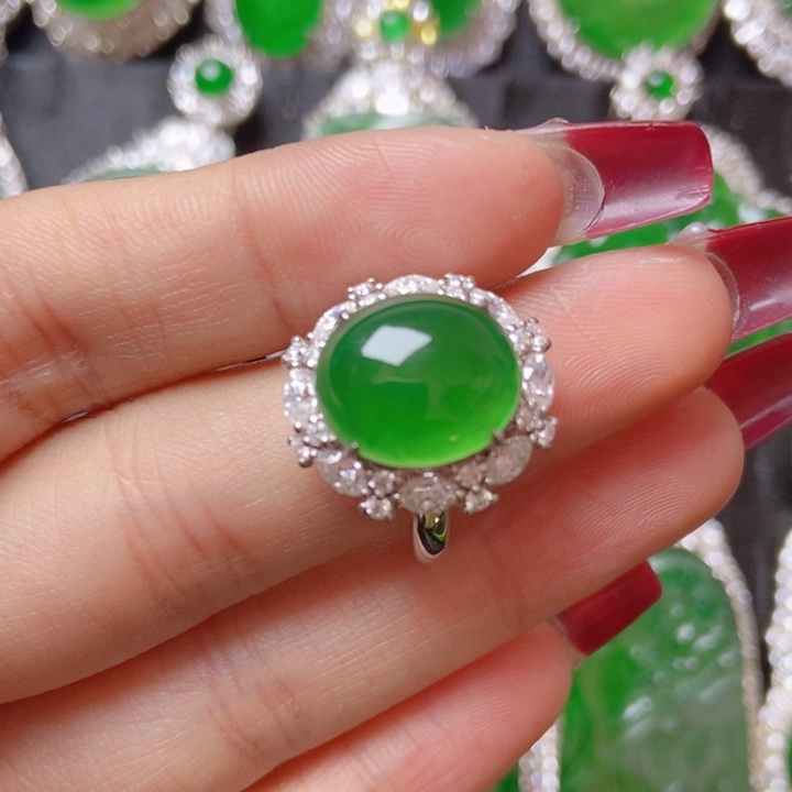 翡翠颈饰18K金镶嵌18。