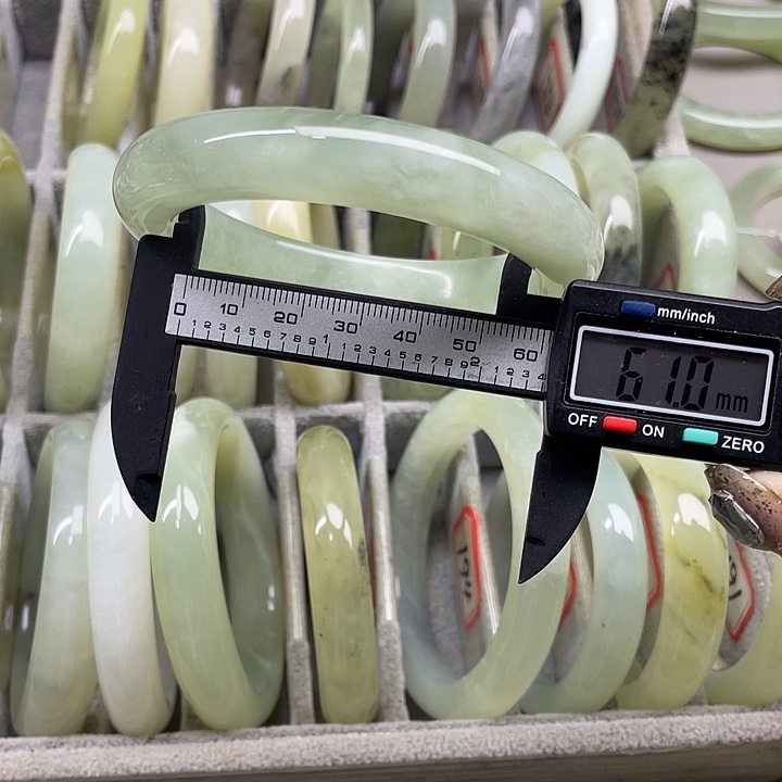 蛇纹石玉未镶嵌手镯179 