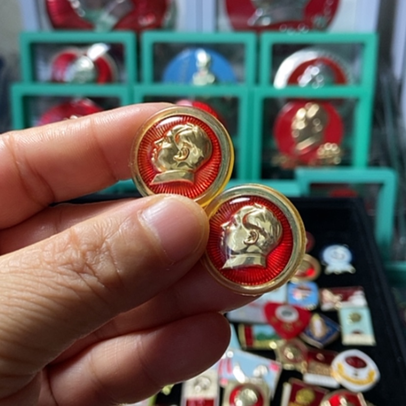 【闪购商品】其他普通金属六七十年代的2枚章